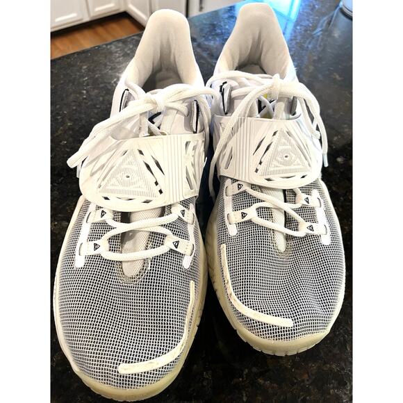 Nike Kyrie 3 Low Size 13 Mens Eclipse White Black CJ1286-100 Basketball Trainer - Picture 4 of 13